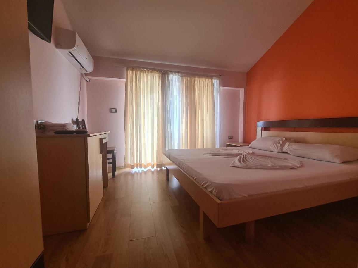 Hotel Kukesi Lini Exteriör bild